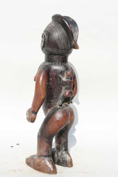 Mbala(statue), d`afrique : rep.dem.Congo, statuette Mbala(statue), masque ancien africain Mbala(statue), art du rep.dem.Congo - Art Africain, collection privées Belgique. Statue africaine de la tribu des Mbala(statue), provenant du rep.dem.Congo, 1428/1134.Statuette de style Mbala h.40cm.représentant une femme portant son enfant dans le dos.Milieu du 20eme sc.bois dur.(col.Minga)

Mbala beeld,rechtstaande vrouwelijke voorouder met haar kind op haar rug.Midden 20ste eeuw.40cm.h. hard hout met donkere patina.. art,culture,masque,statue,statuette,pot,ivoire,exposition,expo,masque original,masques,statues,statuettes,pots,expositions,expo,masques originaux,collectionneur d`art,art africain,culture africaine,masque africain,statue africaine,statuette africaine,pot africain,ivoire africain,exposition africain,expo africain,masque origina africainl,masques africains,statues africaines,statuettes africaines,pots africains,expositions africaines,expo africaines,masques originaux  africains,collectionneur d`art africain